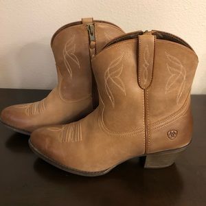 NWOT Ariat Darlin Western Boot, sz 9.5